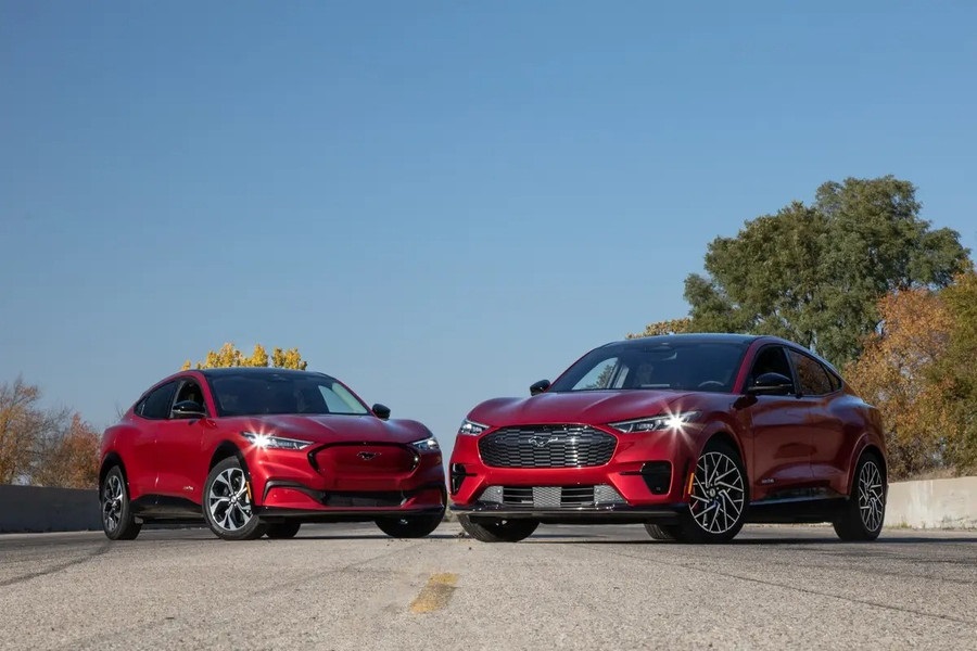 Showroom xe Gia Định Ford