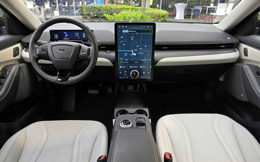 Showroom xe Gia Định Ford