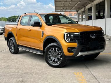 Ford ranger màu vàng